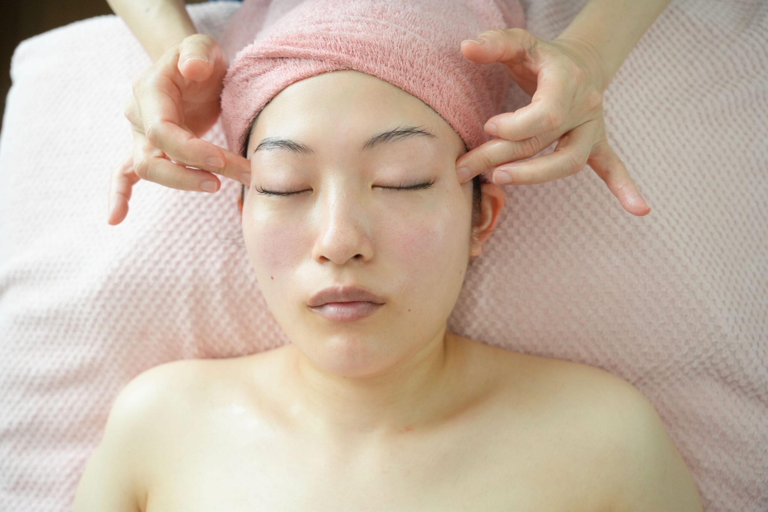 年齢肌を土台から整えるエイジングフェイシャル60分 11,000円 (税込)　【初回価格 8,800円】